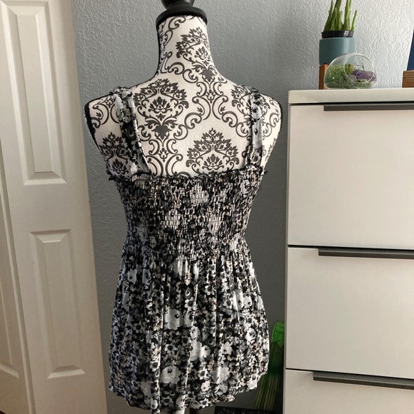 VENUS Smocked top tunic length tank in black & white, sz: small - Picture 4 of 7